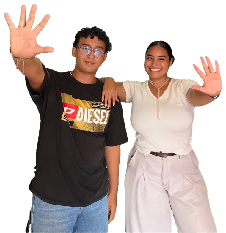 Oswaldo Reales y Nashaly Castellar mostrando los cinco dedos de la mano